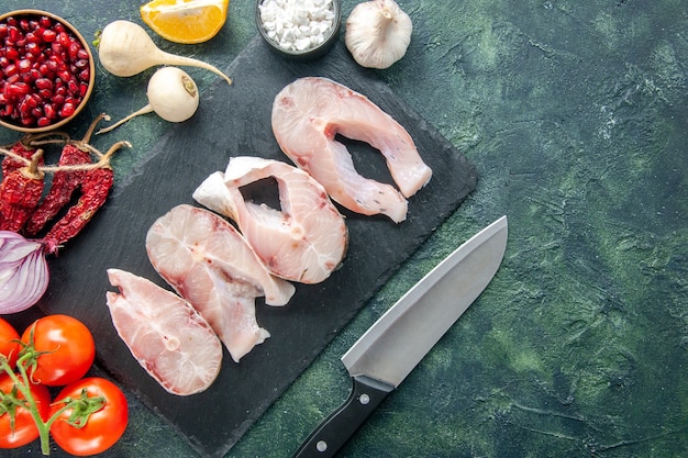 Draufsicht frische Fischscheiben auf dunklem Hintergrund Meeresfrüchte Ozeanfleisch Mahlzeit Wasser Pfeffer Gericht Essen