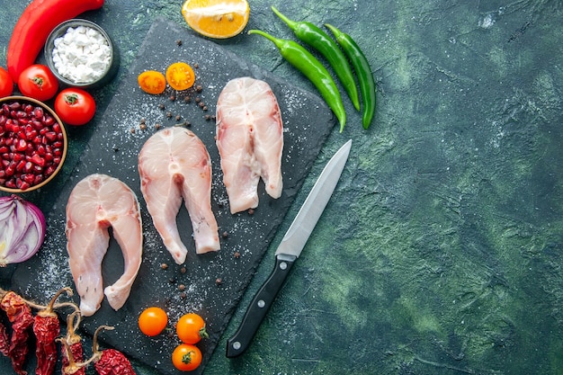 Draufsicht frische Fischscheiben auf dunklem Hintergrundgerichtssalat Meeresfrüchte Meeresfrüchte Meeresfleisch Seepfeffer Lebensmittel Wassermahlzeit