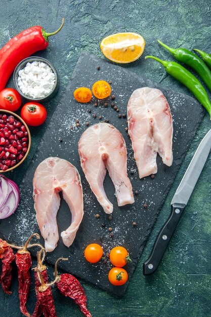 Draufsicht frische Fischscheiben auf dunklem Tischgericht Salat Meeresfrüchte Ozean Meer Pfeffer Essen Wasser Mahlzeit