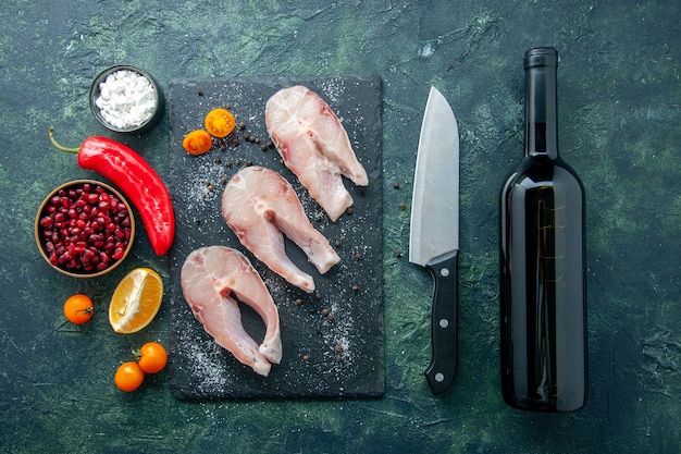 Draufsicht frische Fischscheiben auf dunkler Oberfläche Meeresfrüchte Meeresfleisch Meeresschale Salat Wasser Pfeffer Essen