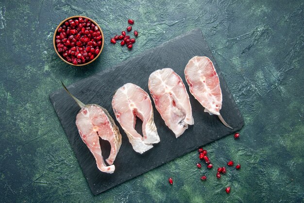 Draufsicht frische Fischscheiben auf einem dunklen Hintergrund Fleisch Meeresfrüchte Ozean Meeresfrüchte Mahlzeit Gericht Rohwasser