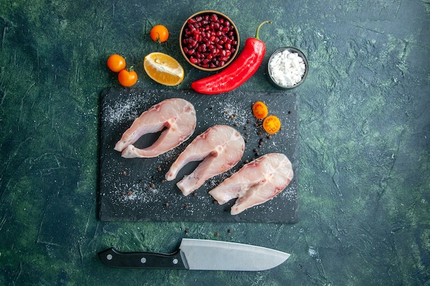 Draufsicht frische Fischscheiben auf einem dunklen Tisch Meeresfrüchte Meeresfleisch Meeresmehl Gericht Salat Wasser Pfeffer Essen