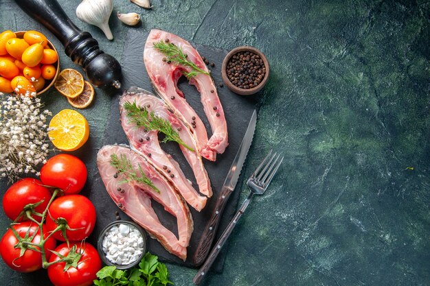 Draufsicht frische Fischscheiben mit roten Tomaten auf dunklem Hintergrund