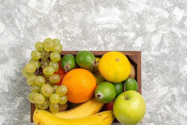 Kostenloses Foto draufsicht frische fruchtzusammensetzung bananentrauben und feijoa auf weißem hintergrundfrucht milde vitamingesundheit frisch