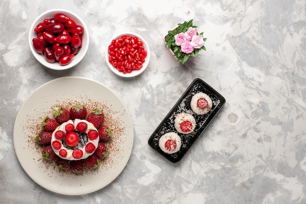 Draufsicht frische Früchte Hartriegel Erdbeeren auf weißem Raum