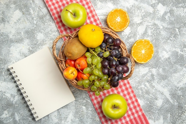 Draufsicht frische Früchte Komposition Trauben und Pflaumen mit Orangenscheiben auf weißem Hintergrund Vitamin reife Früchte frisch ausgereift