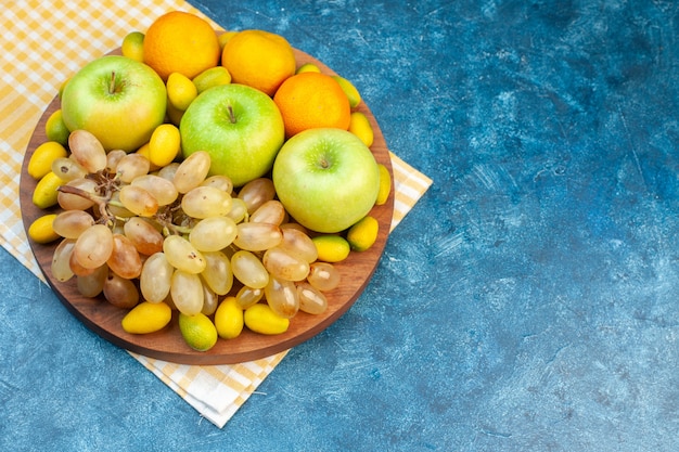 Draufsicht frische Früchte Mandarinen Äpfel und Trauben auf blauem Tisch