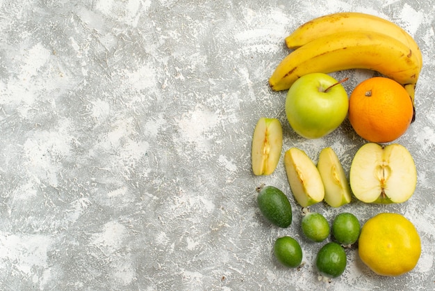 Draufsicht frische Früchte Äpfel und Bananen auf weißem Hintergrund Vitamin Biolebensmittel reif frisch