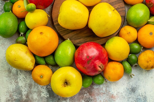 Draufsicht frische Früchte verschiedene ausgereifte Früchte auf weißem Hintergrund Beere Farbe Diät Gesundheit reifer Baum