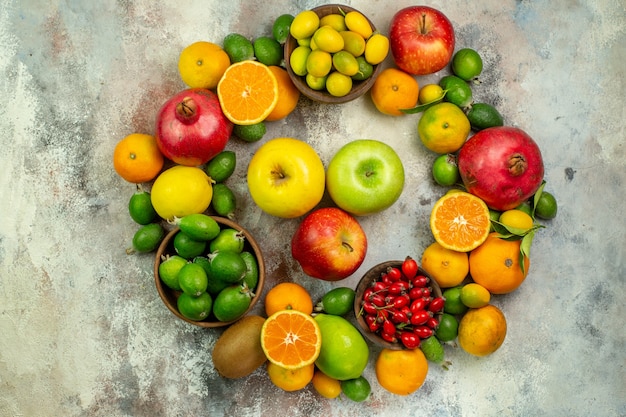 Draufsicht frische Früchte verschiedene ausgereifte Früchte auf weißem Hintergrund Gesundheit Baumfarbe leckere Beere reif