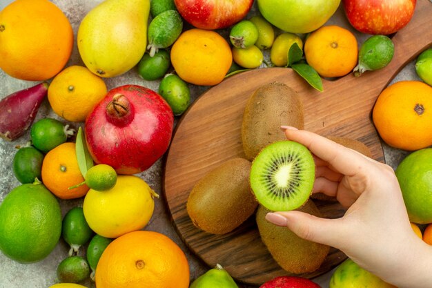 Draufsicht frische Früchte verschiedene reife und ausgereifte Früchte auf weißem Hintergrund Beere Farbe Diät Foto Gesundheit