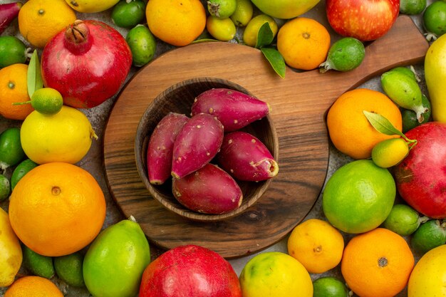 Draufsicht frische Früchte verschiedene reife und ausgereifte Früchte auf weißem Hintergrund Farbe Beeren Gesundheit leckere Ernährung