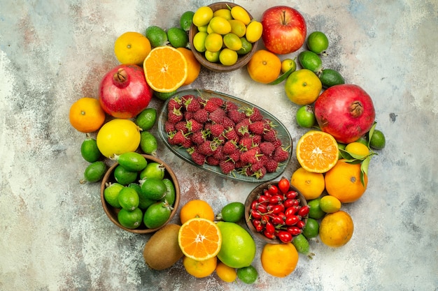 Kostenloses Foto draufsicht frische früchte verschiedene weiche früchte auf dem weißen hintergrund gesundheit baum farbe leckeres foto reife beeren zitrus