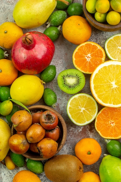 Draufsicht frische Früchte verschiedene weiche Früchte auf einem weißen Hintergrund Baum leckeres Foto reife Diät Farbe Gesundheit Beere Zitrus