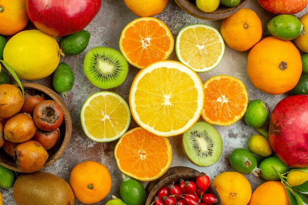 Draufsicht frische Früchte verschiedene weiche Früchte auf einem weißen Hintergrund Baum leckeres Foto reife Diät Farbe Gesundheit Beere Zitrus