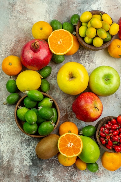 Kostenloses Foto draufsicht frische früchte verschiedene weiche früchte auf weißem hintergrund gesundheit baumfarbe leckere beeren zitrusfrüchte