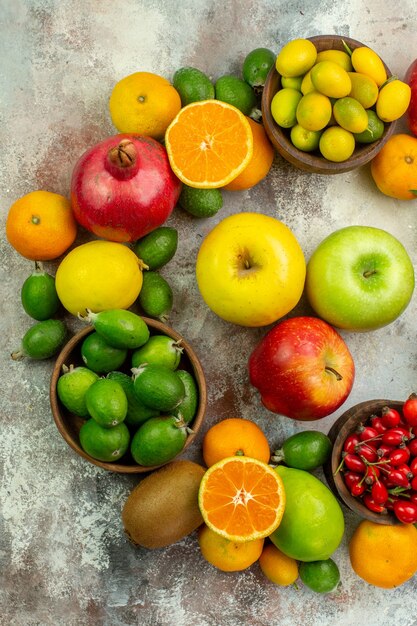 Draufsicht frische Früchte verschiedene weiche Früchte auf weißem Hintergrund Gesundheit Baumfarbe leckere Beeren Zitrusfrüchte