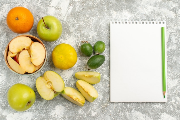 Draufsicht frische früchte zusammensetzung äpfel feijoa und andere früchte auf weißem hintergrund frische milde frucht reife farbe vitamin