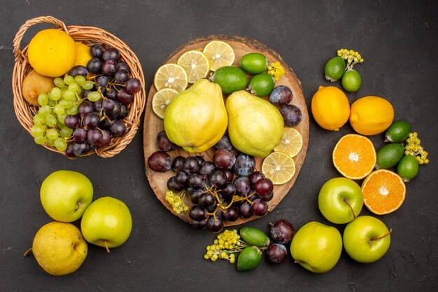 Draufsicht frische früchte zusammensetzung reife früchte auf dunkler bodenfrucht reifes frisches vitamin