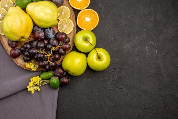 Draufsicht frische früchte zusammensetzung reife früchte auf dunkler oberfläche vitamine reife frische reife früchte