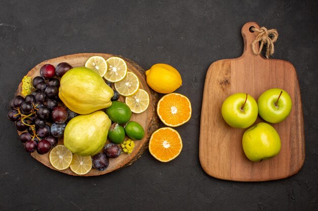 Draufsicht frische früchte zusammensetzung reife und reife früchte auf der dunklen oberfläche frucht reifes frisches vitamin