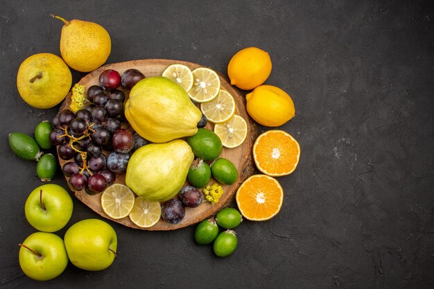 Draufsicht frische früchte zusammensetzung reife und reife früchte auf dunklem hintergrund frucht reifes reifes vitamin frisch