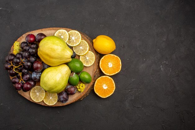 Draufsicht frische früchte zusammensetzung reife und reife früchte auf dunklem schreibtisch frucht reifes frisches reifes vitamin
