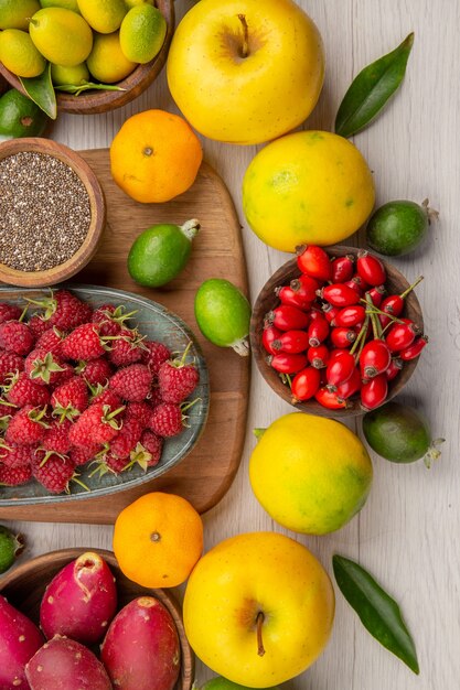 Draufsicht frische Früchte Zusammensetzung verschiedene Früchte auf weißem Hintergrund