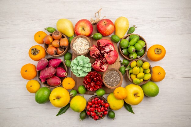 Kostenloses Foto draufsicht frische früchte zusammensetzung verschiedene früchte auf weißem hintergrund