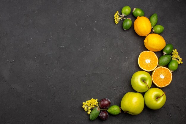 Draufsicht frische früchte zusammensetzung weich geschnittene und reife früchte auf der dunklen oberfläche reifes fruchtvitamin frisch mellow