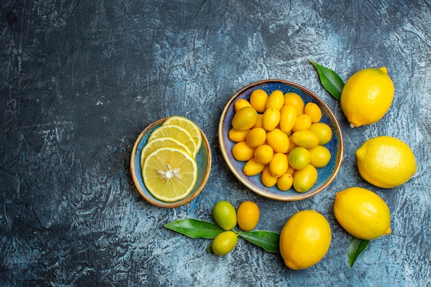 Draufsicht frische gelbe Zitronen auf hell-dunklem Hintergrund