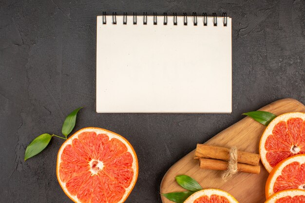 Draufsicht frische Grapefruitscheiben auf dunklem Hintergrund