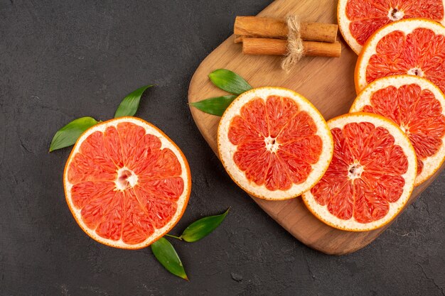 Draufsicht frische Grapefruitscheiben auf dunklem Hintergrund