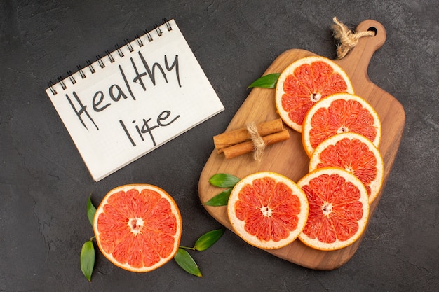 Draufsicht frische Grapefruitscheiben auf dunklem Hintergrund