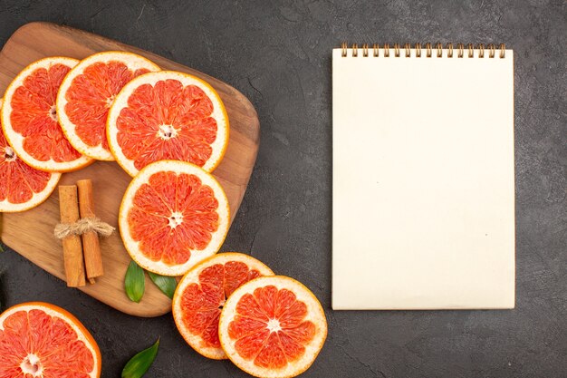 Draufsicht frische Grapefruitscheiben auf dunklem Hintergrund