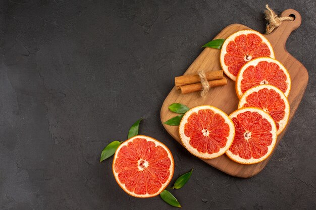 Draufsicht frische Grapefruitscheiben auf dunklem Hintergrund