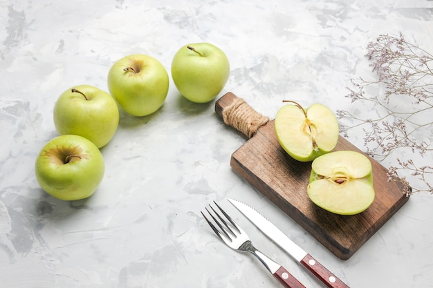 Kostenloses Foto draufsicht frische grüne äpfel auf weißem hintergrund