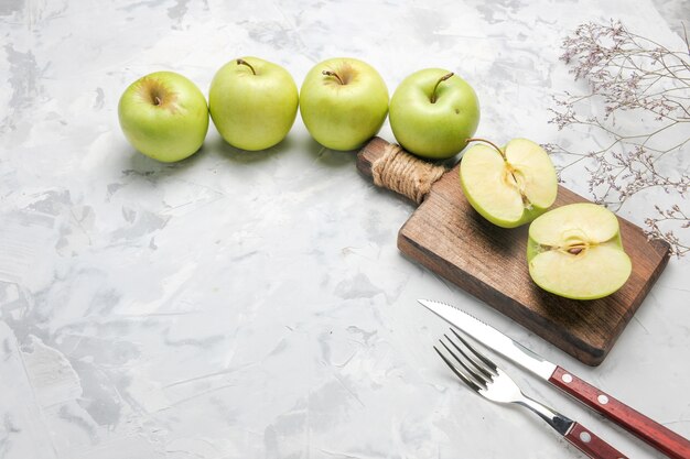 Draufsicht frische grüne Äpfel auf weißem Boden