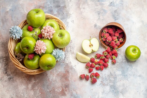 Draufsicht frische grüne Äpfel mit Himbeeren