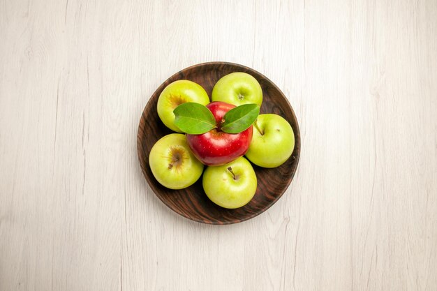 Draufsicht frische grüne Äpfel reife und ausgereifte Früchte auf weißem Schreibtisch Fruchtfarbe frischer Pflanze roter Baum