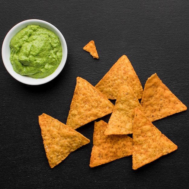 Draufsicht frische Guacamole mit Nachos