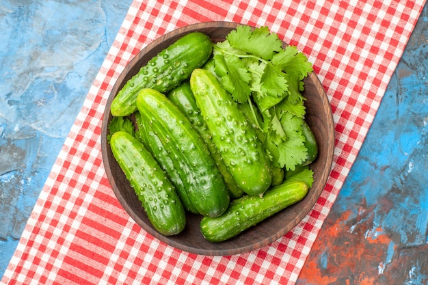 Draufsicht frische Gurken im Teller auf blauem Hintergrund Gesundheitsfoto reife Mahlzeit Farbe Salatnahrung