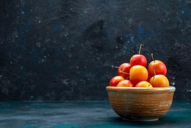 Draufsicht frische Kirschpflaumen saure und milde Früchte in kleinen Topf auf dem dunkelblauen Hintergrund Frucht mildes frisches Vitamin