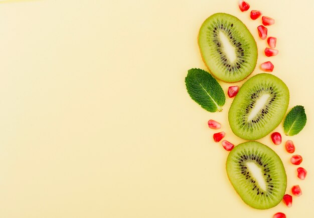 Draufsicht frische Kiwi mit Kopierraum