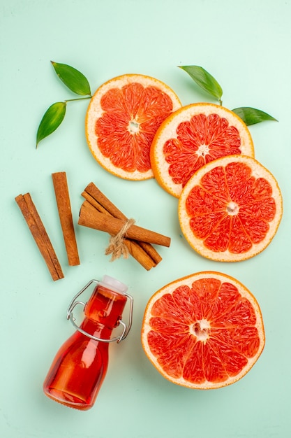 Draufsicht frische leckere Grapefruits mit Zimt auf hellblauem Hintergrund