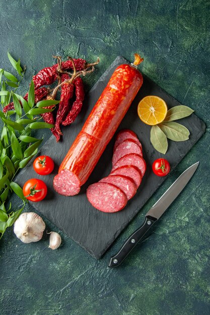 Draufsicht frische leckere Wurst mit Tomaten auf blauem Hintergrund Brot Fleisch Essen Burger Sandwich Brötchen Farbsalat