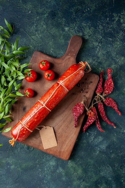 Draufsicht frische leckere Wurst mit Tomaten auf blauem Hintergrund Tier Sandwich Mahlzeit Brot Brötchen Burger Lebensmittel Farbe Fleisch