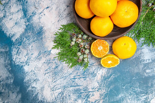 Draufsicht frische Mandarinen auf hellblauem Hintergrund