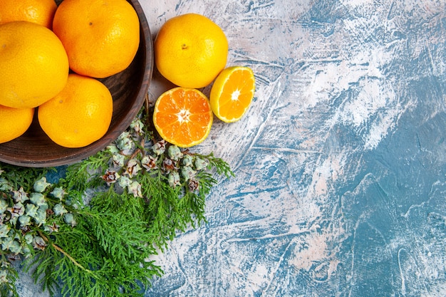 Draufsicht frische Mandarinen auf hellblauem Hintergrund