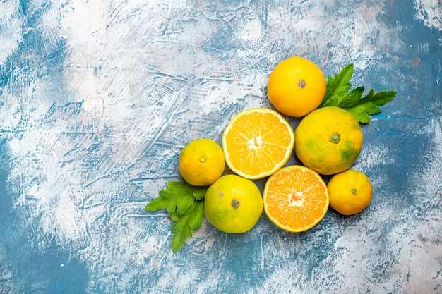 Kostenloses Foto draufsicht frische mandarinen schneiden mandarinen auf blauweißer oberfläche mit kopierraum